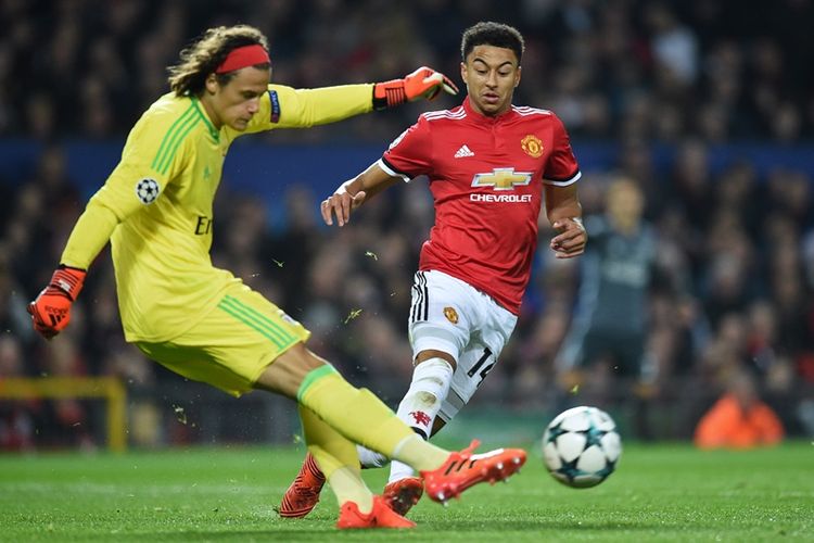 Penjaga gawang Benfica asal Belgia, Mile Svilar (kiri), menendang bola untuk keluar dari tekanan yang diberikan gelandang Manchester United, Jesse Lingard, dalam pertandingan penyisihan Grup A Liga Champions di Old Trafford, Manchester, Selasa (31/10/2017).