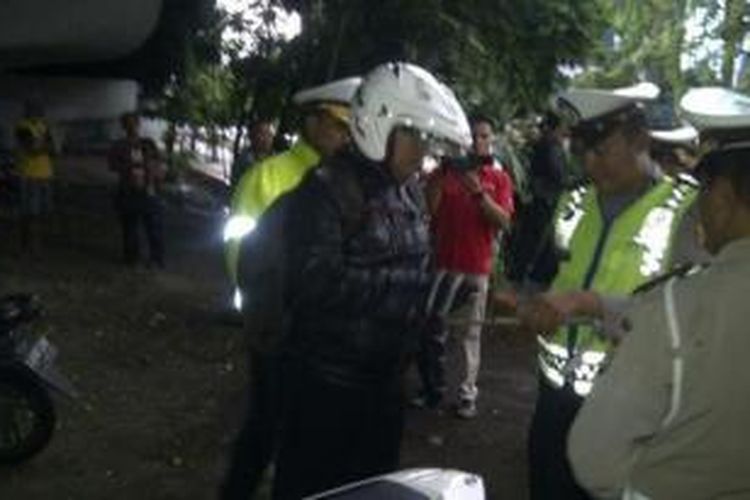 Polisi lalu lintas menilai seorang anggota Polantas yang menerobos jalur bus transjakarta di Jalan MT Haryono, Jakarta Selatan, Jumat (8/11/2013).