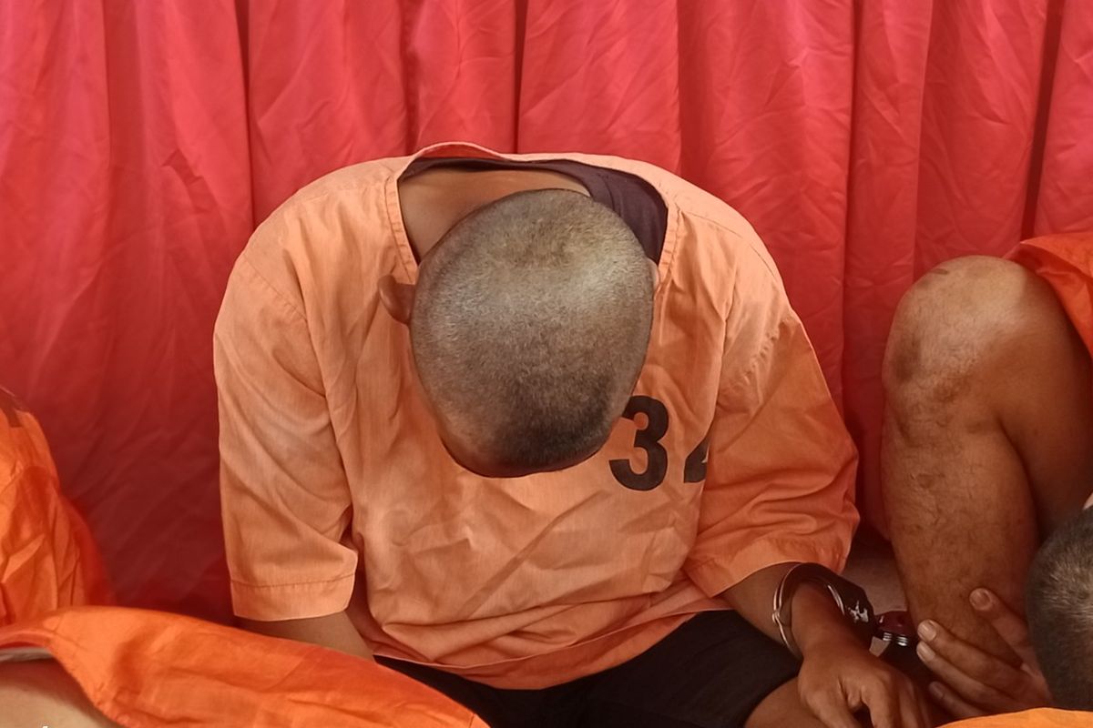 YAN, ayah pembuang bayi di pinggir sungai hingga dimakan biawak tertunduk saat ditunjukan kepada awak media. Dia bersama pacarnya yang juga ibu si bayi terancam hukuman tujuh tahun penjara. 