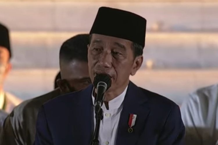 Presiden Joko Widodo dalam acara doa dan zikir kebangsaan dalam rangka peringatan HUT ke-77 RI di halaman Istana Merdek pada Senin (1/8/2022) malam.