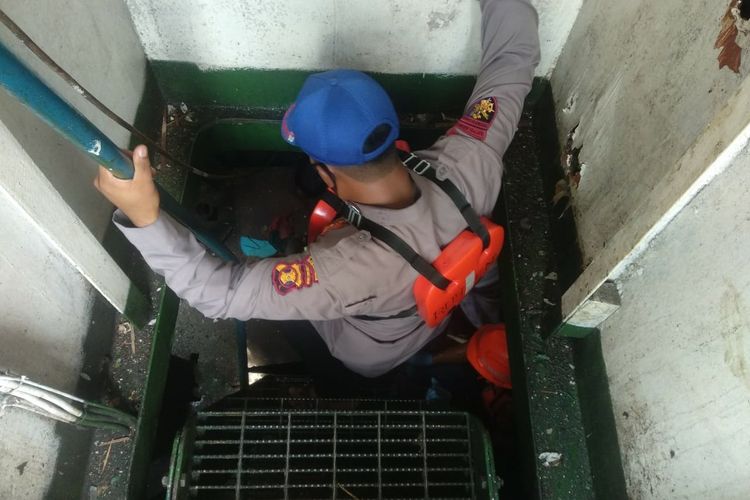 Polisi saat menuju kapal tunda usai ledakan terjadi di kawasan dermaga atau galangan milik PT Agus Suta Line (ASL) Jalan Sungai Lais, Kecamatan Sambutan, Kota Samarinda, Kalimantan Timur, Senin (7/12/2020).