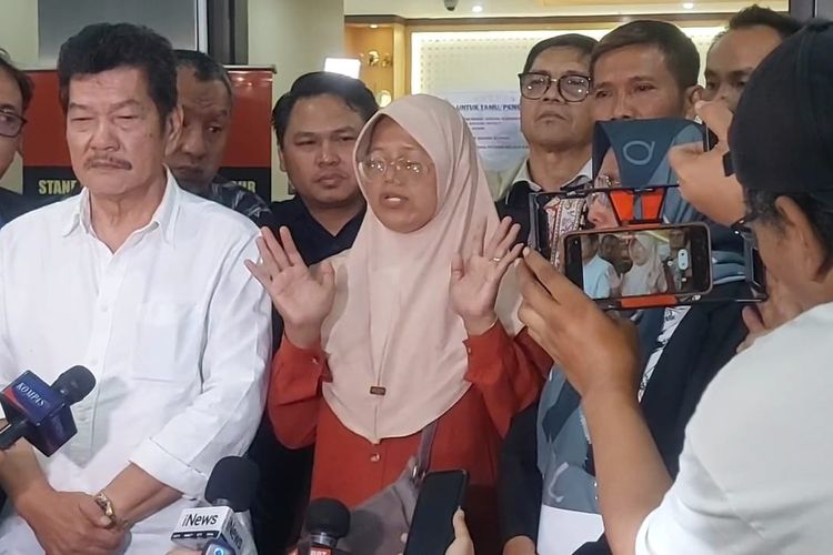 Kakak dari terpidana kasus Vina Cirebon bernama Supriyanto, Aminah (kerudung cokelat) didampingi kuasa hukumnya di Lobi Bareskrim Mabes Polri, Jakarta, Selasa (25/6/2024).