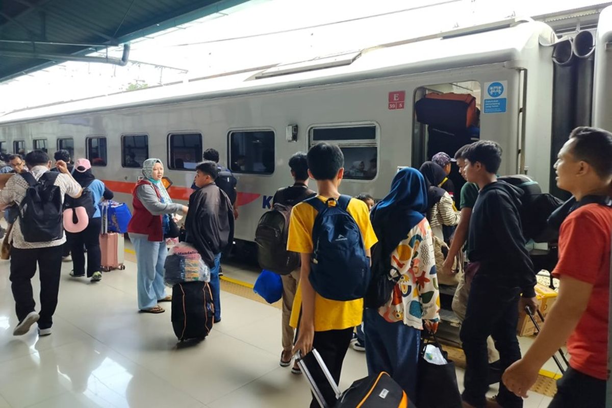 Sebanyak 215.646 tiket kereta api terjual pada puncak arus mudik Lebaran 2025, Jumat (28/3/2025). Jumlah ini meningkat 9 persen ketimbang tahun lalu.