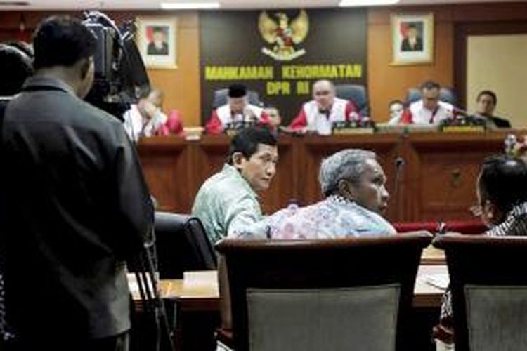 Direktur Utama PT Freeport Indonesia Maroef Sjamsoeddin hadir memberi keterangan pada sidang lanjutan perkarabpencatutan nama Presiden dan Wakil Presiden, di Mahkamah Kehormatan Dewan, Gedung MPR DPR, Jakarta, Kamis (3/12/2015). Saat memberi keterangan itu ia mengaku telah menyerahkan telepon gengam yang digunakan untuk merekam kepada penyidik Jaksa Agung Pidana Khusus di Jakarta pada Rabu (2/12) malam.