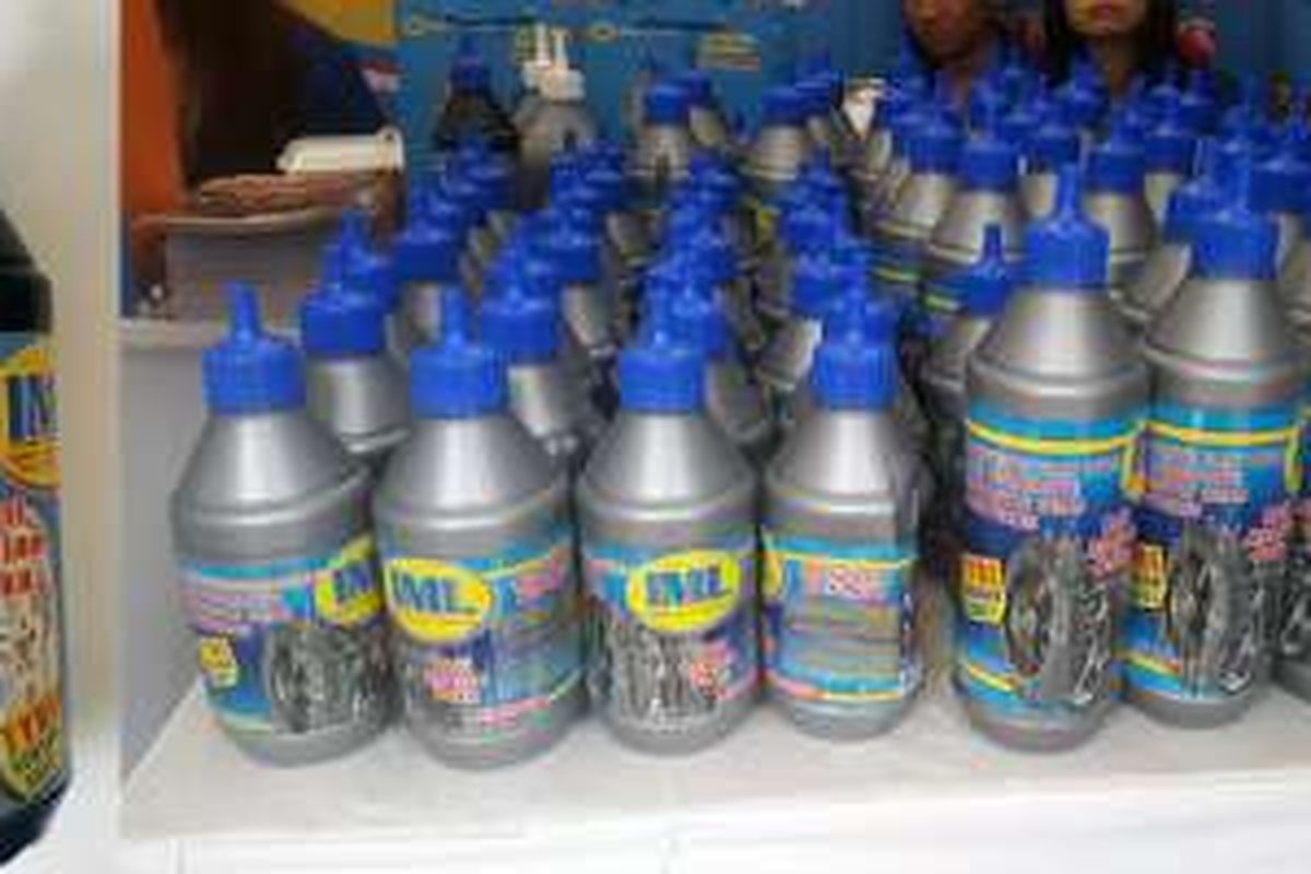 IML Super Tyre Sealent (cairan penambal ban) untuk mobil (kiri) dan buat sepeda motor. 