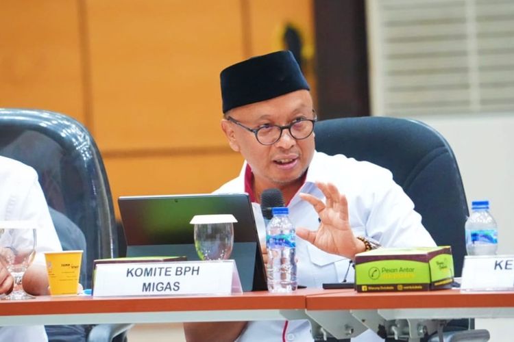 Anggota Komite Badan Pengatur Minyak dan Gas Bumi (BPH Migas) Abdul Halim dalam sosialisasi Peraturan BPH Migas Nomor 1 Tahun 2024, di Bandung, Jawa Barat, Kamis (18/7/2024) 