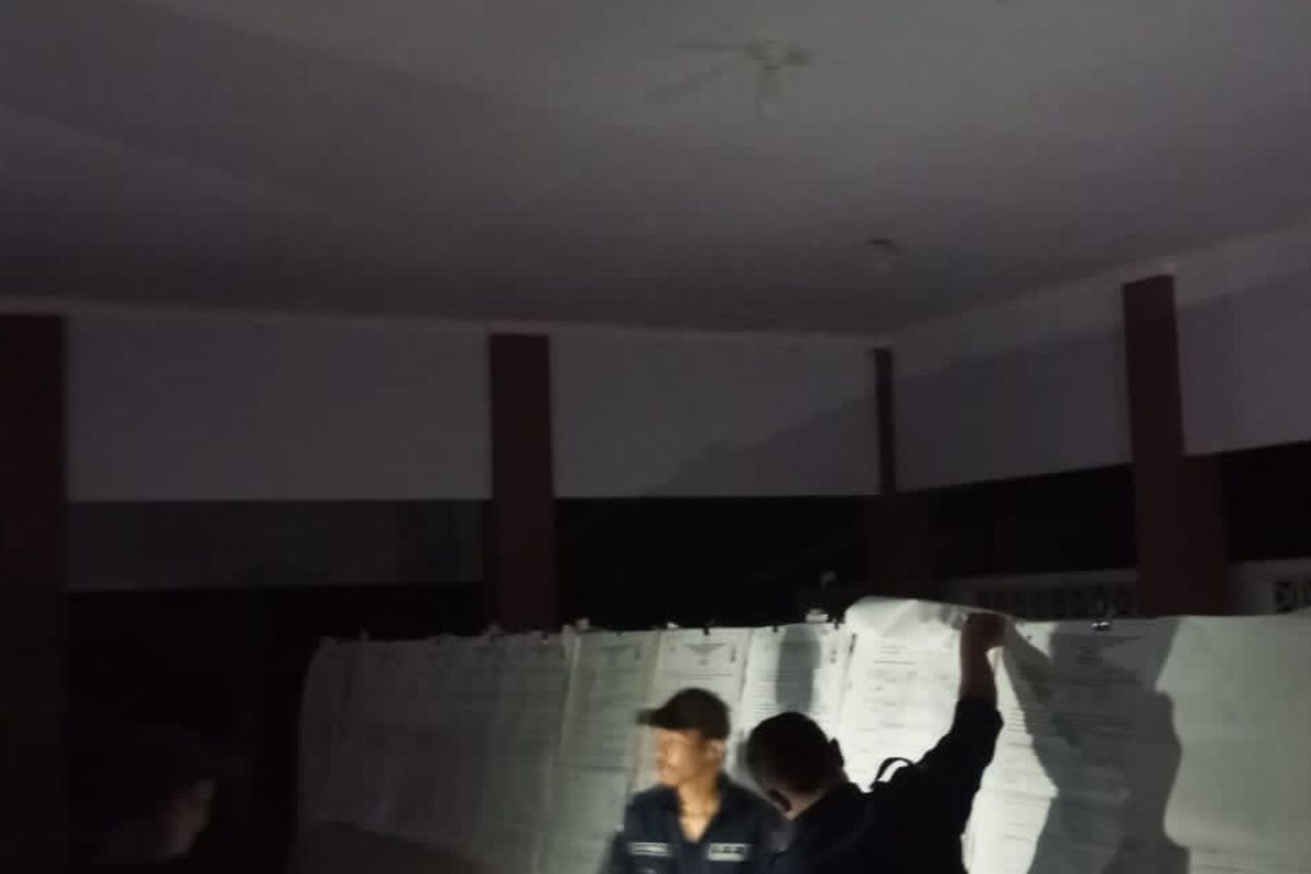 Proses penghitungan suara saat listrik padam di Kecamatan Songgon Banyuwangi, Selasa (20/2/2024).