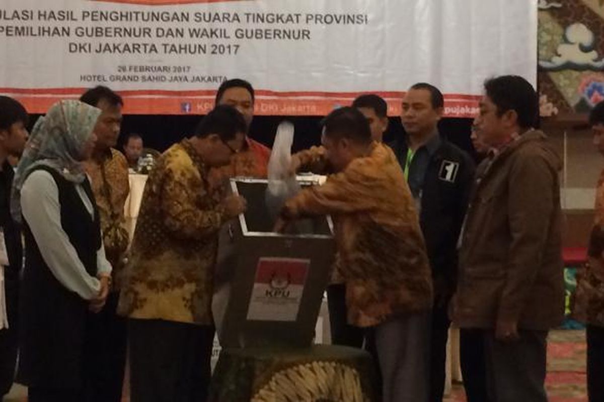 Pembukaan kotak suara saat rekapitulasi penghitungan suara tingkat provinsi Pilkada DKI Jakarta 2017, Grand Sahid Jaya, Jakarta Pusat, Minggu (26/2/2017).