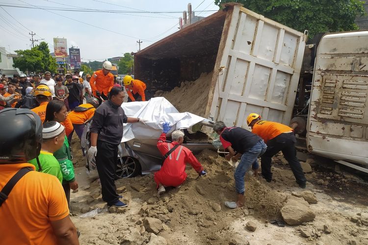 Detik-detik evakuasi Sola Gracia saat tertimpa truk di Ngaliyan Semarang, Jawa Tengah