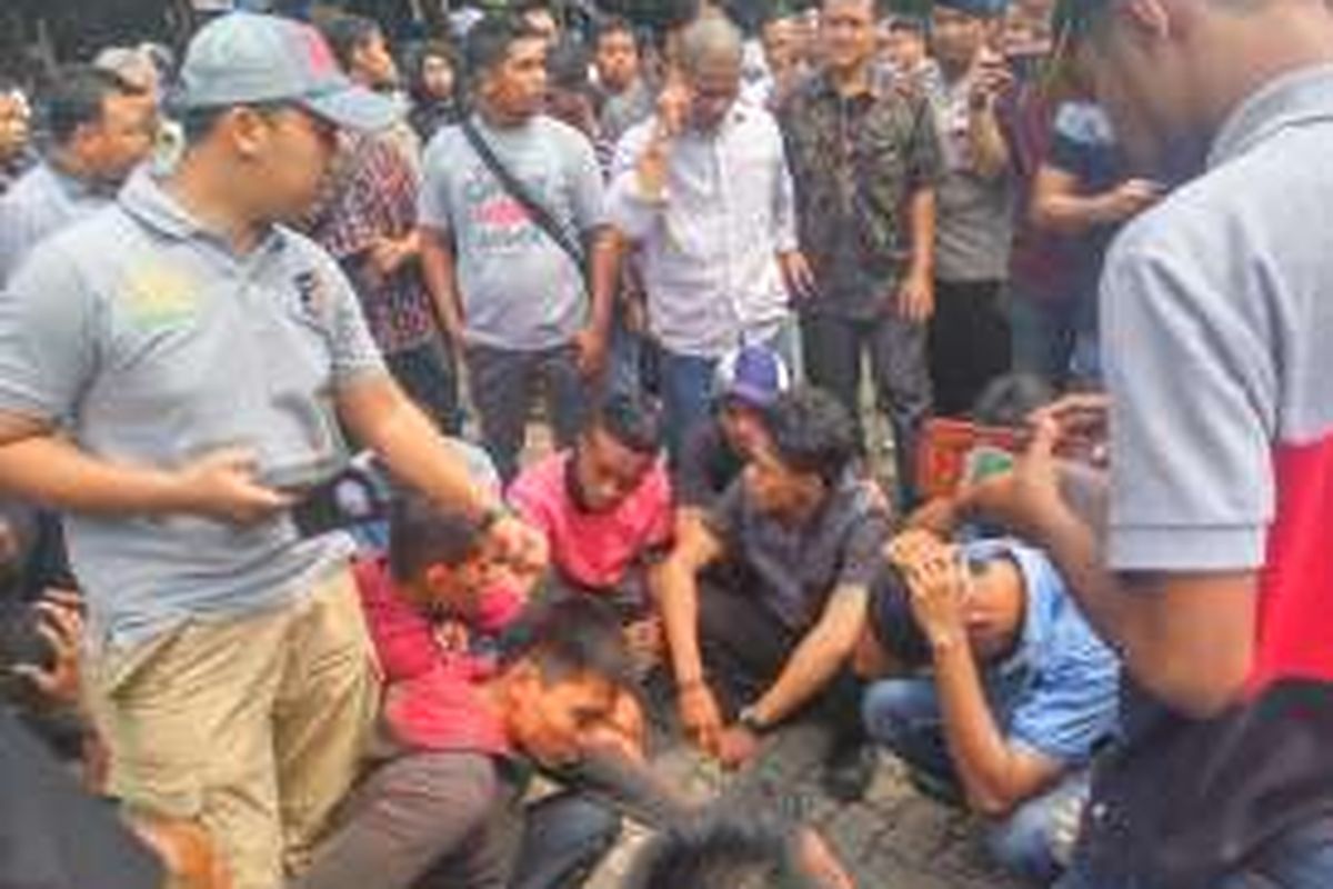 Puluhan orang yang diamankan pihak kepolisian dari kampus Universitas Trisakti pada Rabu (24/8/2016).