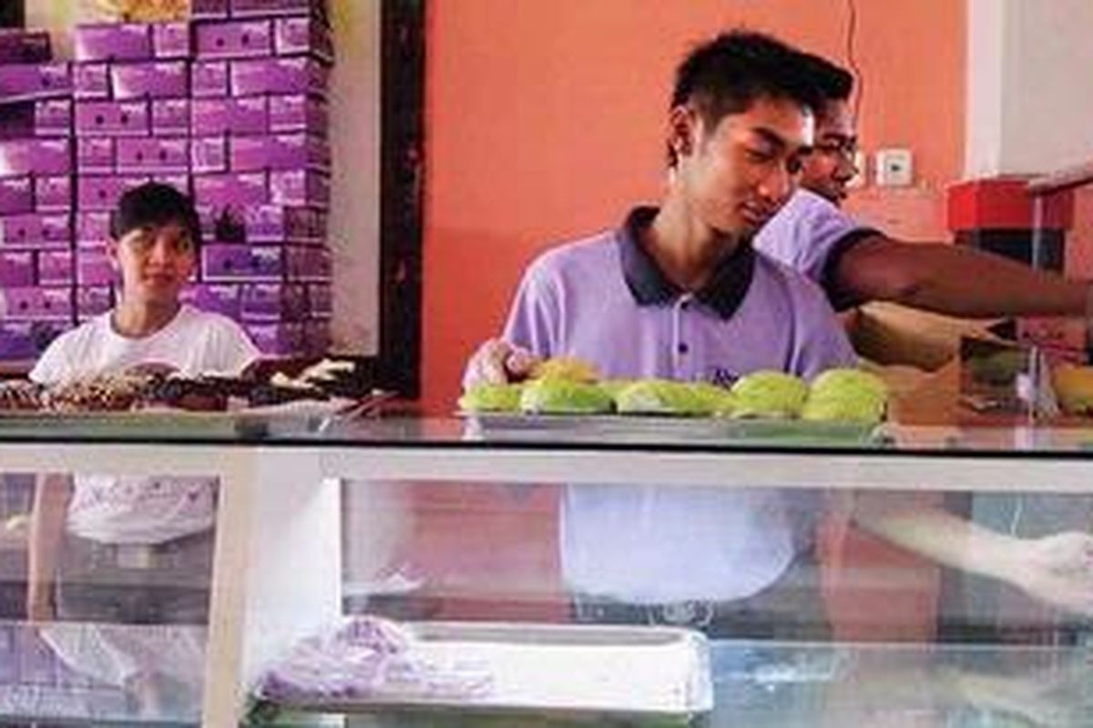 Seorang pegawai menata bakpao telo di pusat oleh-oleh dan restoran di Terminal Agribisnis Sentra Pengembangan Agribisnis Terpadu (SPAT) di jalan raya Purwodadi, Kecamatan Purwodadi, Kabupaten Pasuruan, beberapa waktu lalu. Selain bakpao, Terminal Agribisnis SPAT ini juga telah mampu mengolah telo atau ubi menjadi berbagai jenis makanan olahan lainnya seperti pizza, es krim dan bakpia.