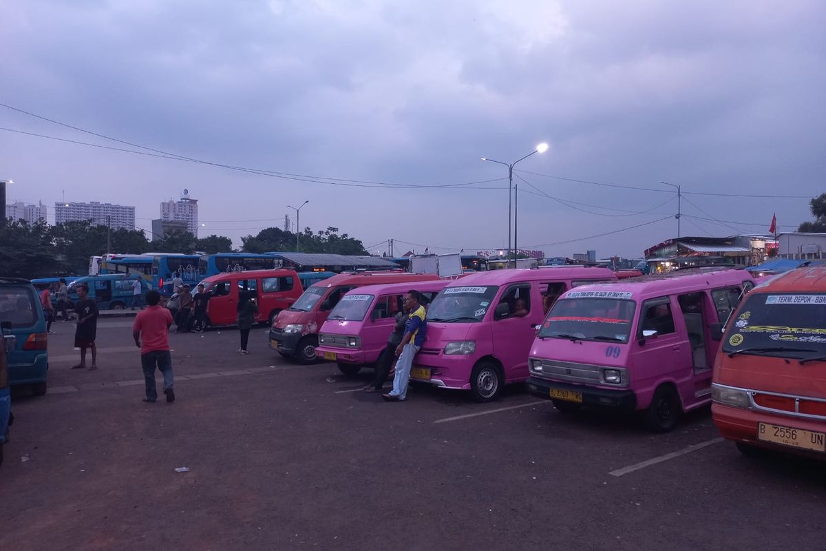 Antrean puluhan mobil angkutan kota (angkot) di Terminal Depok sedang menunggu penumpang saat kenaikan tarif angkot sementara diberlakukan, Selasa (6/9/2022). 