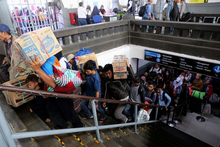 Pemudik dengan menggunakan KA Kertajaya dan Matarmaja dari Jawa Timur tiba di Stasiun Pasar Senen, Jakarta, Jumat (30/6/2017). Seiring dengan akan berakhirnya libur Lebaran, warga mulai kembali berdatangan dari kampung halaman dan puncak arus balik diperkirakan terjadi pada 1 Juli 2017.