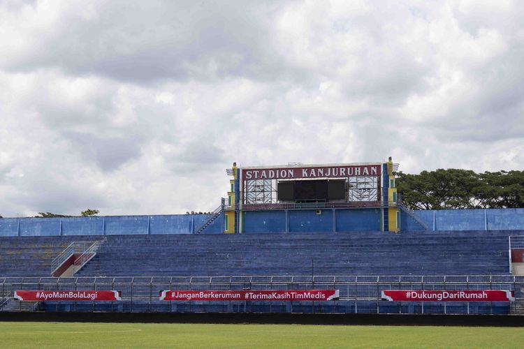 Spanduk dukungan nonton Piala Menpora 2021 dari rumah yang terpasang di Stadion Kanjuruhan Kabupaten Malang, Jawa Timur, Sabtu (27/03/2021) siang.
