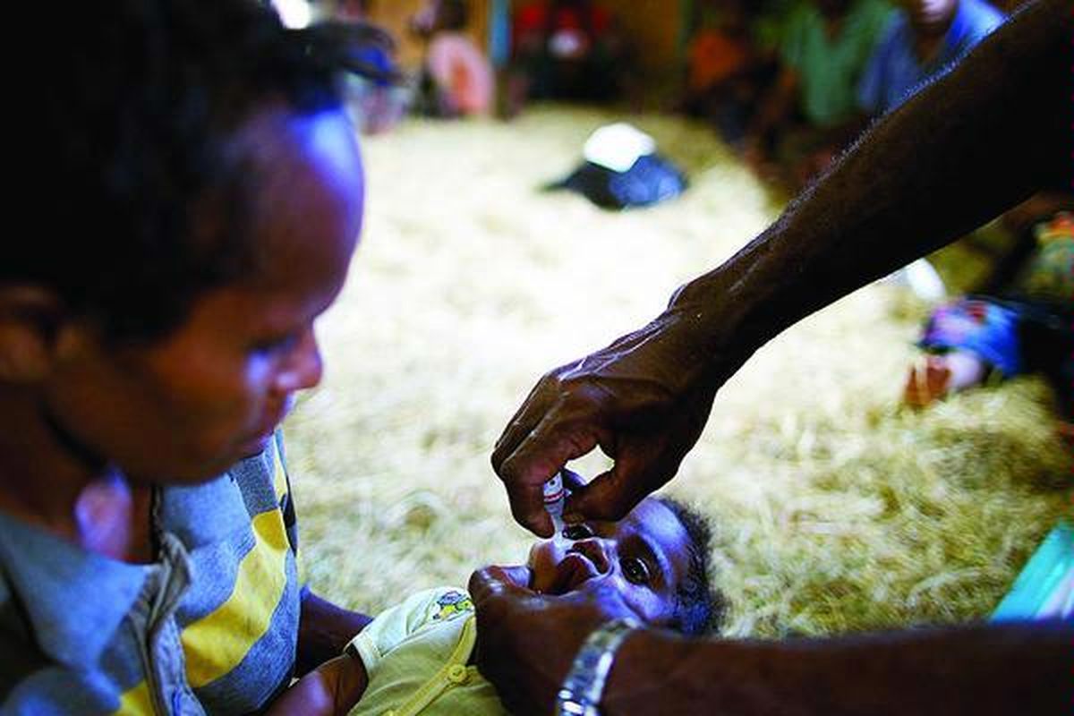Seorang anak balita menjalani pemeriksaan kesehatan dan imunisasi di Kampung Yaleskomo, Distrik Assolokobal, Jayawijaya, Papua, awal Mei lalu.