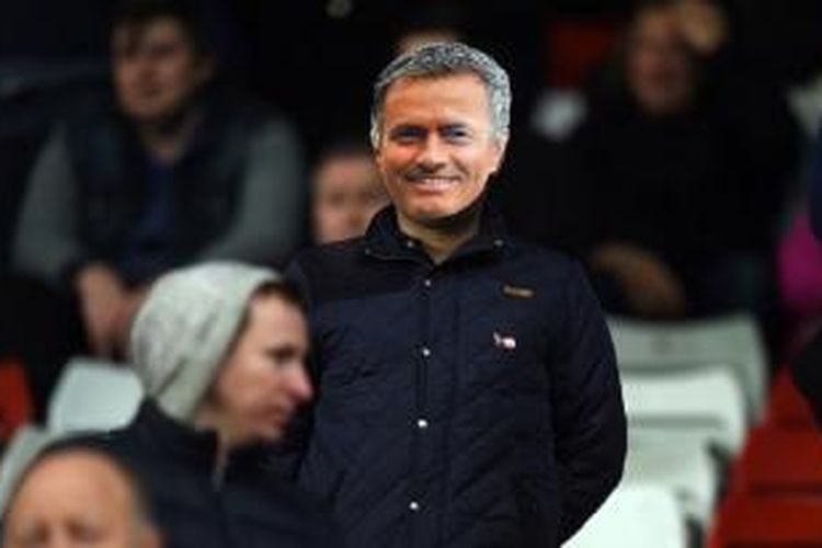 Seorang suporter mengenakan topeng bergambar Manajer Chelsea Jose Mourinho pada laga Premier League antara Chelsea dan Stoke City di Stadion Britannia, Sabtu (7/11/2015).