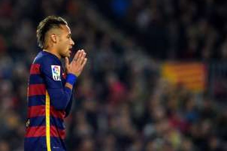 Ekspresi bintang Barcelona, Neymar, saat melawan Athletic Bilbao, pada perempat final kedua Copa del Rey di Stadion Camp Nou, 27 Januari 2016.