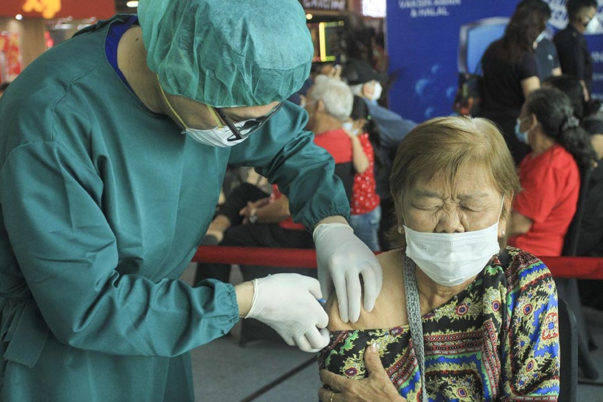 Vaksinasi Covid-19 massal untuk lansia yang berusia 60 tahun ke atas berlangsung di Mal Palembang Icon (Picon), Palembang, Sumatera Selatan, Selasa (16/3/2021). Kegiatan vaksinasi ini diikuti oleh ratusan lansia yang sebelumnya telah mendaftar secara online.