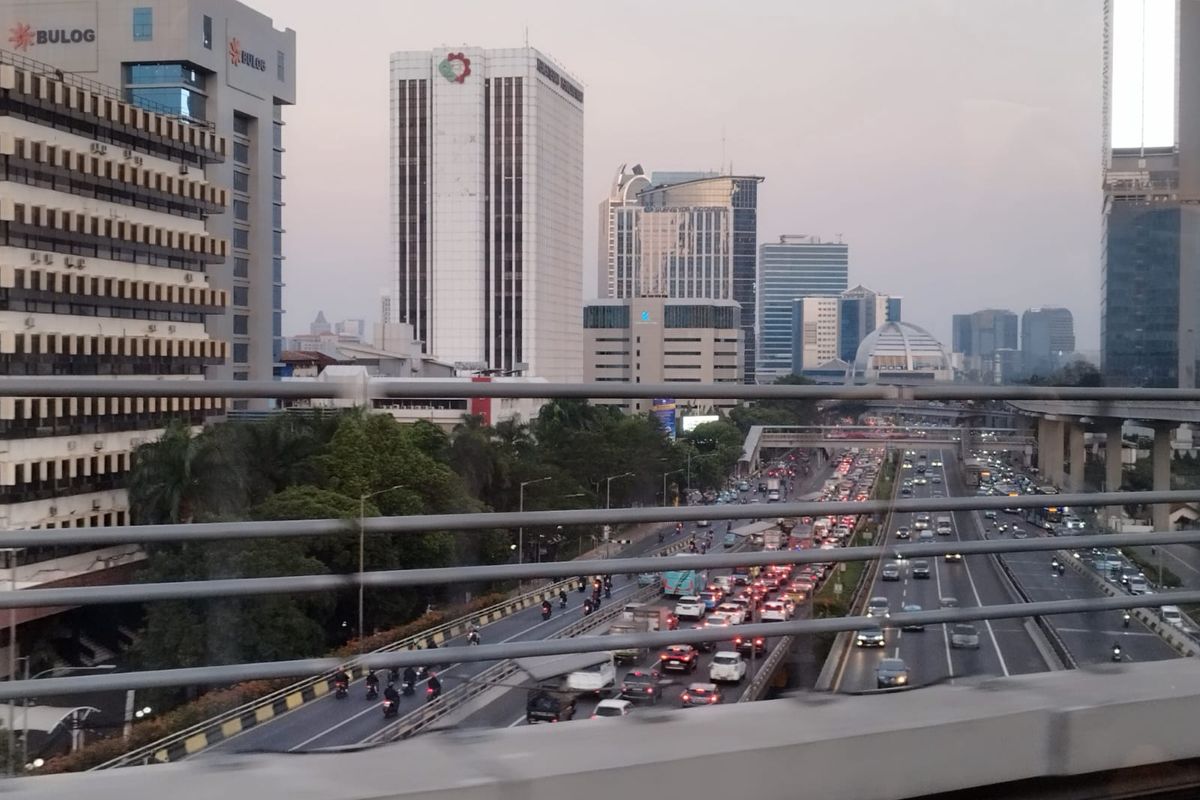 Kemacetan di Jalan Gatot Subroto dari dalam kereta lintas raya terpadu (LRT) jurusan Jatimulya saat menuju Stasiun Pancoran, Jakarta Selatan, Selasa (5/9/2023). (KOMPAS.com/XENA OLIVIA)
