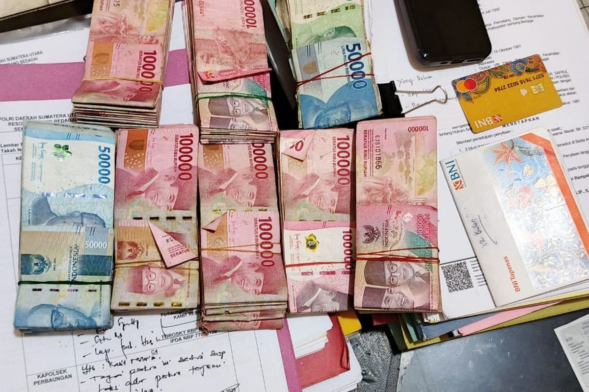 Polisi mengamankan barang bukti kasus pencurian uang Rp 137 juta, yang dilakukan pria bernama, Ricky di Kabupaten Sergai, Rabu (9/4/2025). Uang yang dicuri Ricky merupakan milik ibu kandungnya Khairul Bariah.   