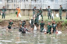 Dipimpin KSAD, Prajurit TNI Bersihkan Sungai Bertajuk "Ciliwung Bening"