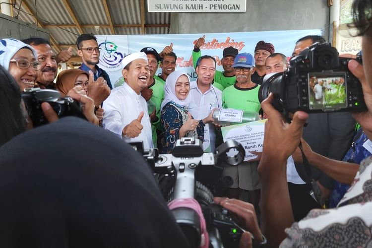 Wakl Ketua Komisi IV DPR Dedi Mulyadi (iket putih) saat mengunjungi nelayan di Benoa, Bali, Kamis (28/11/2019).