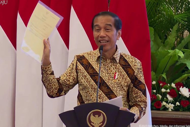 Presiden Joko Widodo (Jokowi) memegang sertifikat tanah elektronik dalam acara penyerahan sertifikat tanah dan peluncuran sertifikat tanah elektronik pada Senin (04/12/2023).