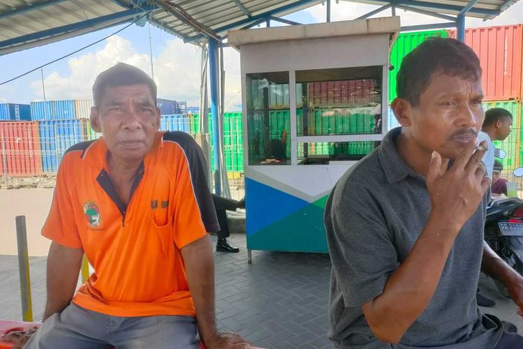 La Edi (52) bersama Yani (50) buru angkut di pelabuhan Yos Sudarso Ambon sedang duduk menunggu calon penumpang yang akan memakai jasanya , Selasa (14/3/2023)