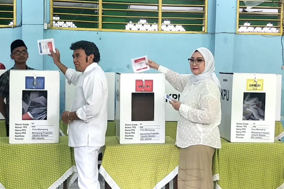 Rhoma Irama bersama istrinya, Ricca Rahim saat menggunakan hak pilihnya di kawasan Mampang, Jakarta Selatan, Rabu (17/4/2019).