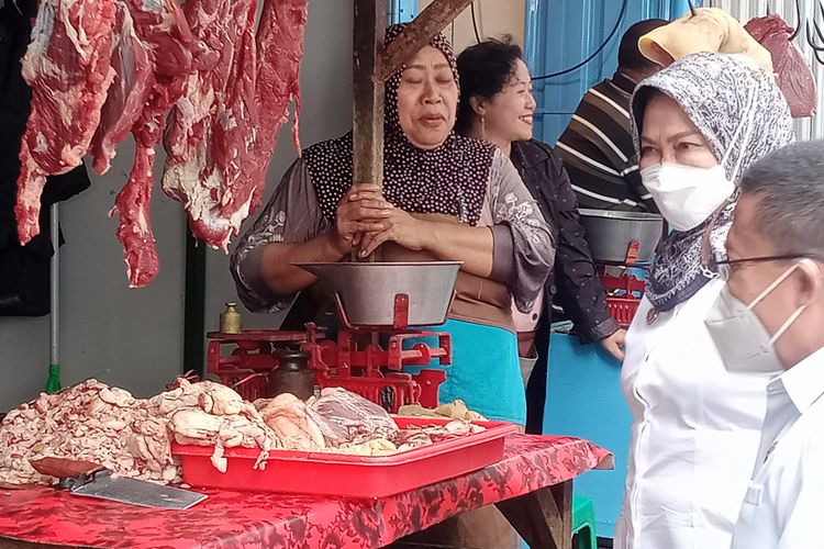 Wali Kota Batu, Dewanti Rumpoko dan Wakil Wali Kota Batu, Punjul Santoso meninjau pedagang di tempat pasar relokasi pada Rabu (30/3/2022). 