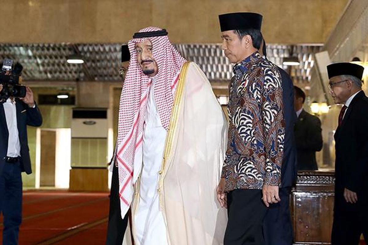 Raja Arab Saudi Salman bin Abdulaziz al-Saud dan Presiden Joko Widodo saat memasuki Masjid Istiqlal, Jakarta Pusat, Kamis (2/3/2017). Kunjungan Raja Salman ke Indonesia setelah 47 tahun lalu dalam rangka kerja sama bilateral Indonesia - Arab Saudi.