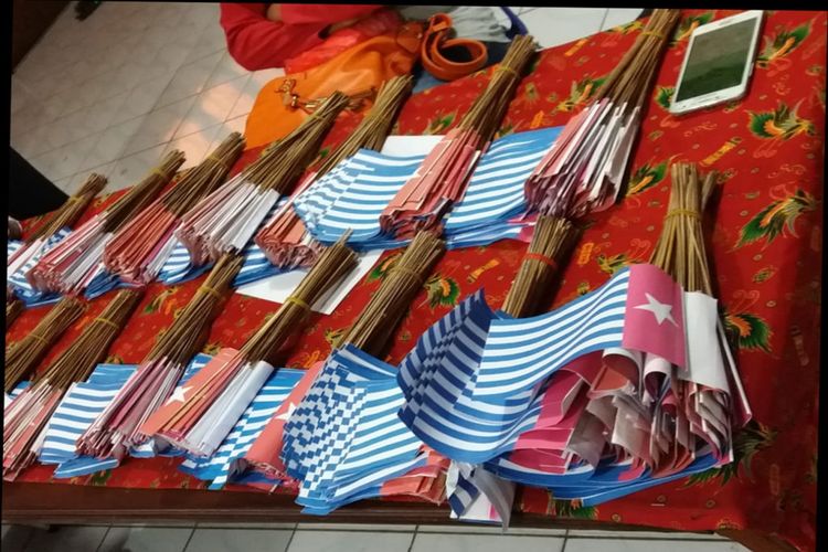 Bendera kecil bercorak Bintang Kejora, yang diamankan petugas Avesec Bandar Udara Rendani Manokwari, Senin (2/9/2019).