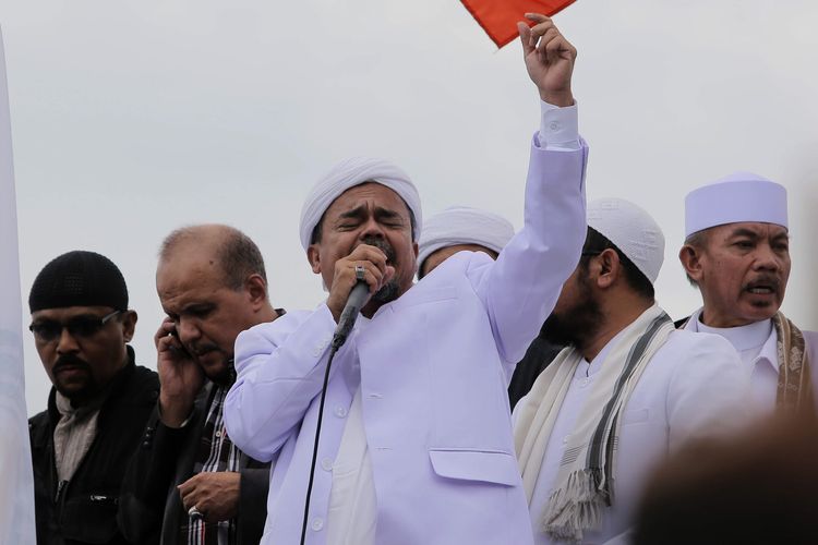 Foto diambil pada 21 Februari 2017 memperlihatkan, Pemimpin Front Pembela Islam (FPI) Rizieq Shihab berorasi saat mengikuti aksi 212 di depan Kompleks Parlemen Senayan, Jakarta Pusat.