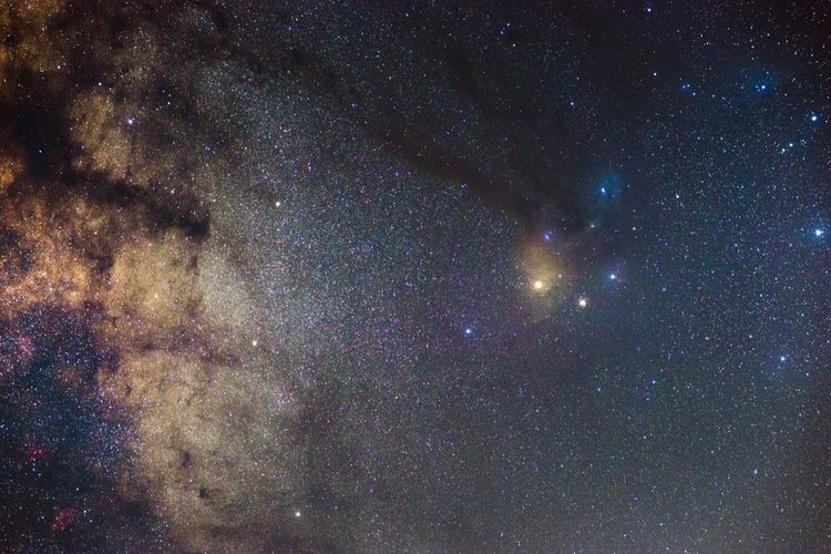 Bintang antares. Antares adalah bintang super raksasa merah di rasi bintang scorpio dalam galaksi Bima Sakti dan bintang paling terang ke-15 di langit malam setelah Aldebaran.