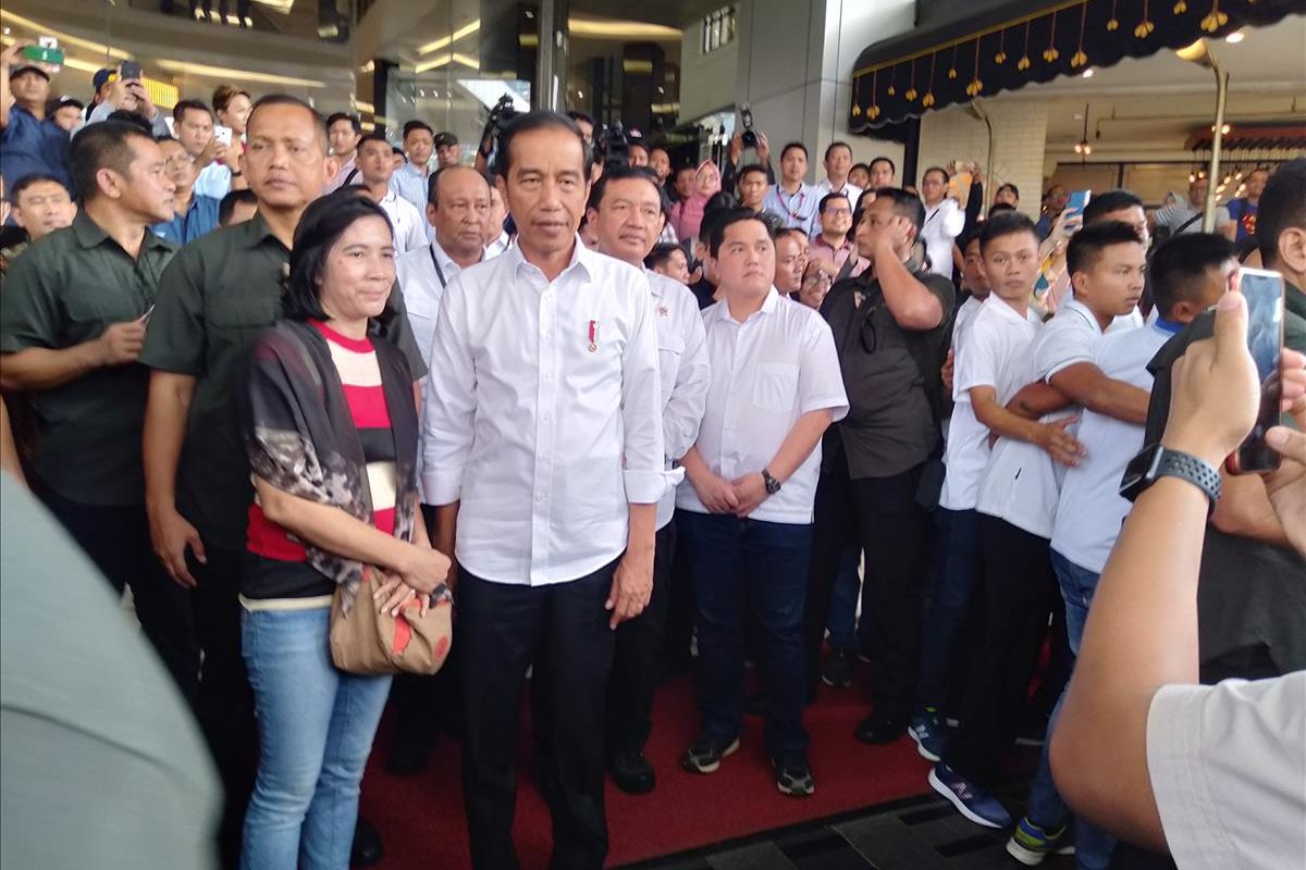 Usai makan siang dengan Prabowo Subianto, Joko Widodo layani warga yang mau berfoto di FX Sudirman, Jakarta Pusat. Sabtu (13/7/2019)