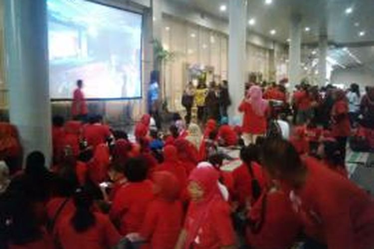 Pendukung Risma-Wisnu nobar di depan gedung lokasi debat publik.