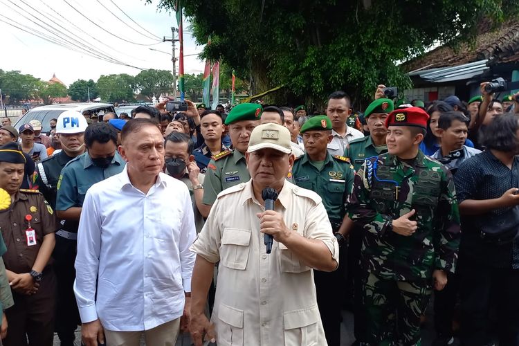 Menteri Pertahanan (Menhan) Prabowo Subianto saat berkunjung ke Koramil 12/Gondomanan, Kota Yogyakarta, Daerah Istimewa Yogyakarta, Rabu (3/5/2023).