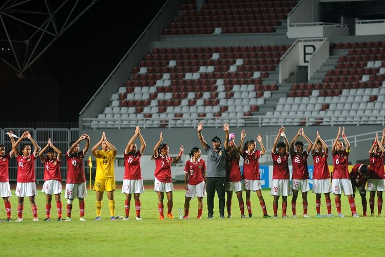 Tim Nasional wanita U18 Indonesia memberikan penghormatan pada suporter usai bertanding melawan Thailand pada penyisihan Grup A Piala AFF Wanita U18 2022 di Stadion Gelora Sriwijaya Jakabaring Palembang, Sumatera Selatan, Kamis (28/7/2022). Indonesia gagal melaju ke semifinal usai dikalahkan Thailand dengan skor 3-0. ANTARA FOTO/Feny Selly/YU