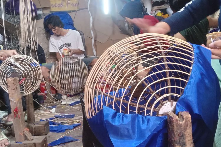 Perajin lampion tengah membuat lampion berbentuk bulat di garasi rumah yang dijadikan tempat produksi lampion, di Kota Bandung, Sabtu (18/1/2025).