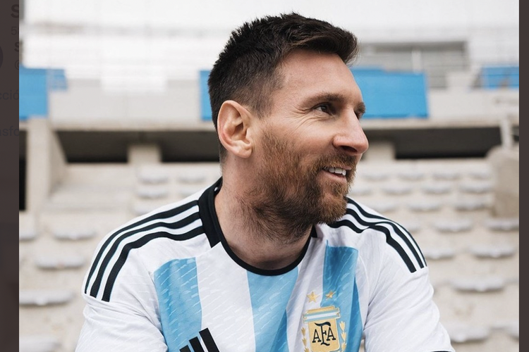 Kapten Argentina, Lionel Messi, mengenakan jersey keluaran terbaru timnya untuk berlaga di Piala Dunia 2022. Perilisan jersey Argentina untuk Piala Dunia 2022 dilakukan pada Jumat 8 Juli 2022.