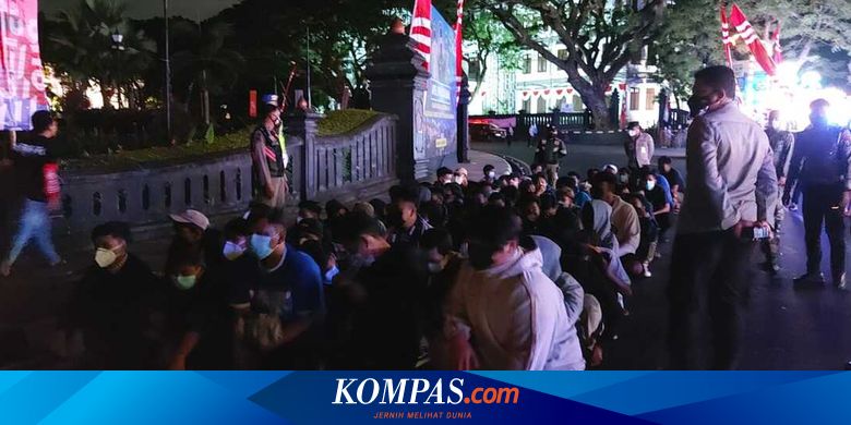 Diduga Hendak Konvoi, Puluhan Orang Berkostum Aremania Diamankan - Vimarsana News