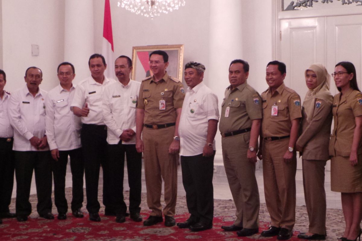 Gubernur DKI Jakarta Basuki Tjahaja Purnama atau Ahok bersama Wali Kota Bekasi Rahmat Effendi dan jajaran pejabat satuan kerja perangkat daerah (SKPD) DKI serta Bekasi, di Balai Kota DKI Jakarta, Selasa (18/4/2017).