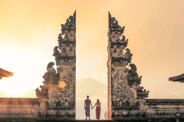 Ilustrasi wisatawan di Pura Penataran Agung Lempuyang, Karangasem, Bali.