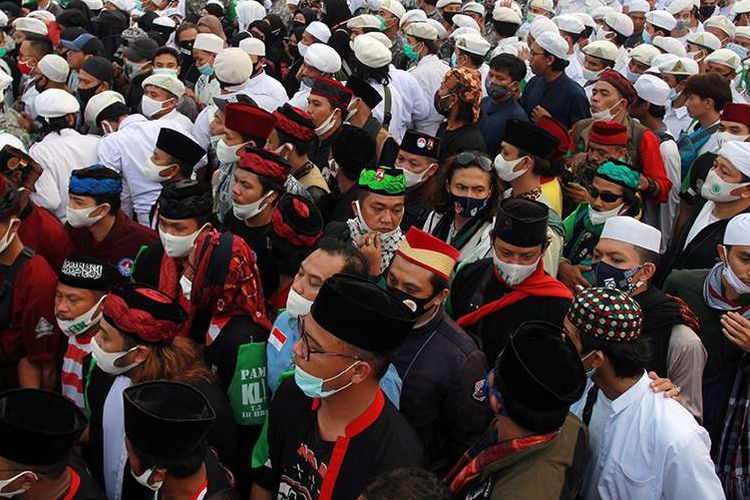 Mass of Islamic Defenders Front [FPI] members await the return of exiled chief Habib Rizieq Shihab at the Soekarno-Hatta Airport [10/11/2020]