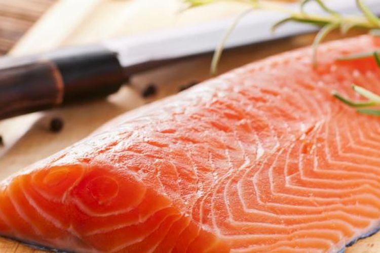 Ikan Salmon vs Tuna, Mana yang Lebih Sehat untuk Pria?