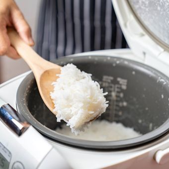 Ilustrasi rice cooker, memasak nasi di rice cooker.