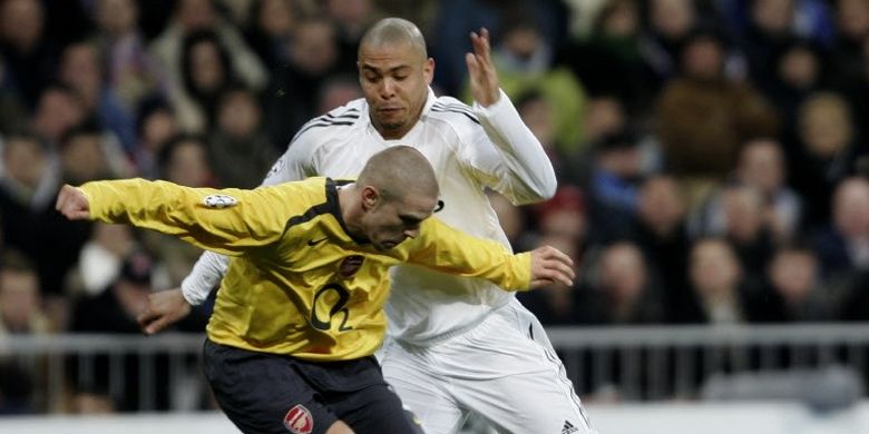 Mantan bek Arsenal, Philippe Senderos, saat berusaha menghentikan pergerakan Ronaldo Nazario di babak 16 besar Liga Champions 2005-2006.