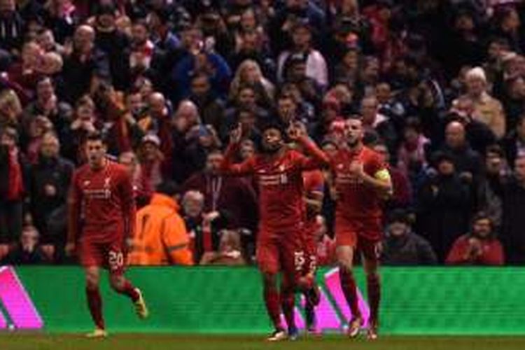 Penyerang Liverpool, Daniel Sturridge, merayakan gol usai membobol gawang Manchester United pada pertemuan pertama babak 16 besar Liga Europa, Kamis (10/3/2016). 