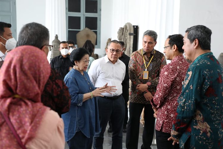 Presiden ke-5 Megawati Soekarnoputri meninjau Museum Nasional Indonesia, Jakarta Pusat, yang sempat kebakaran, Selasa (19/9/2023). 