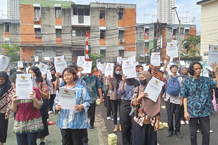 Penantian Anak-anak Jakarta Genggam Ijazah Sekolah...